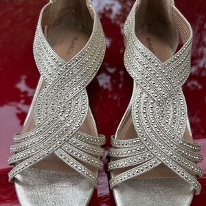 Style & Co. Gold Wedge Sandals
Style Ginifer color platino